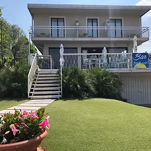 https://lake-garda-beach-hostel.it-lombardy.com